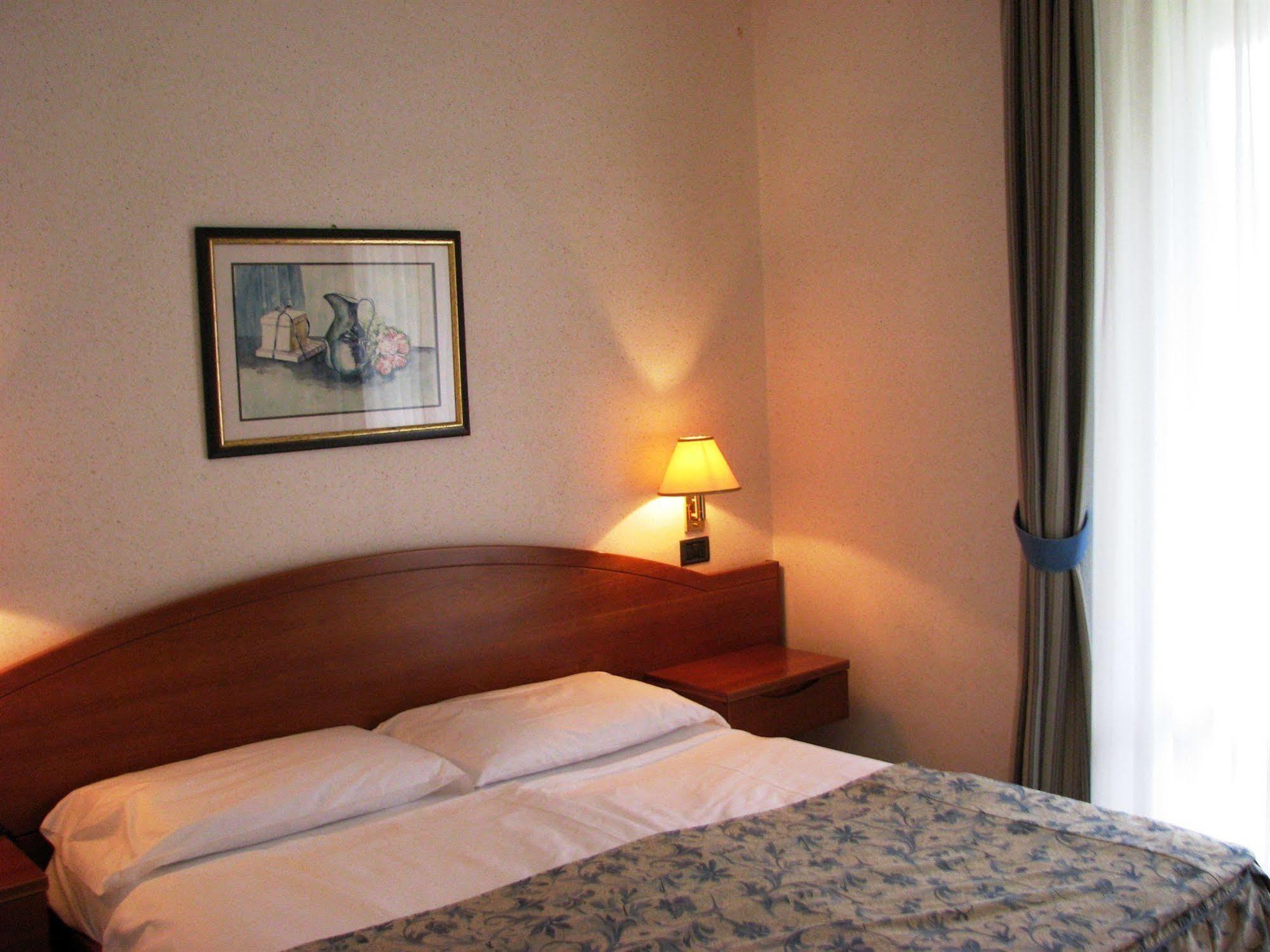Hotel Royal เมนาจโจ ภายนอก รูปภาพ