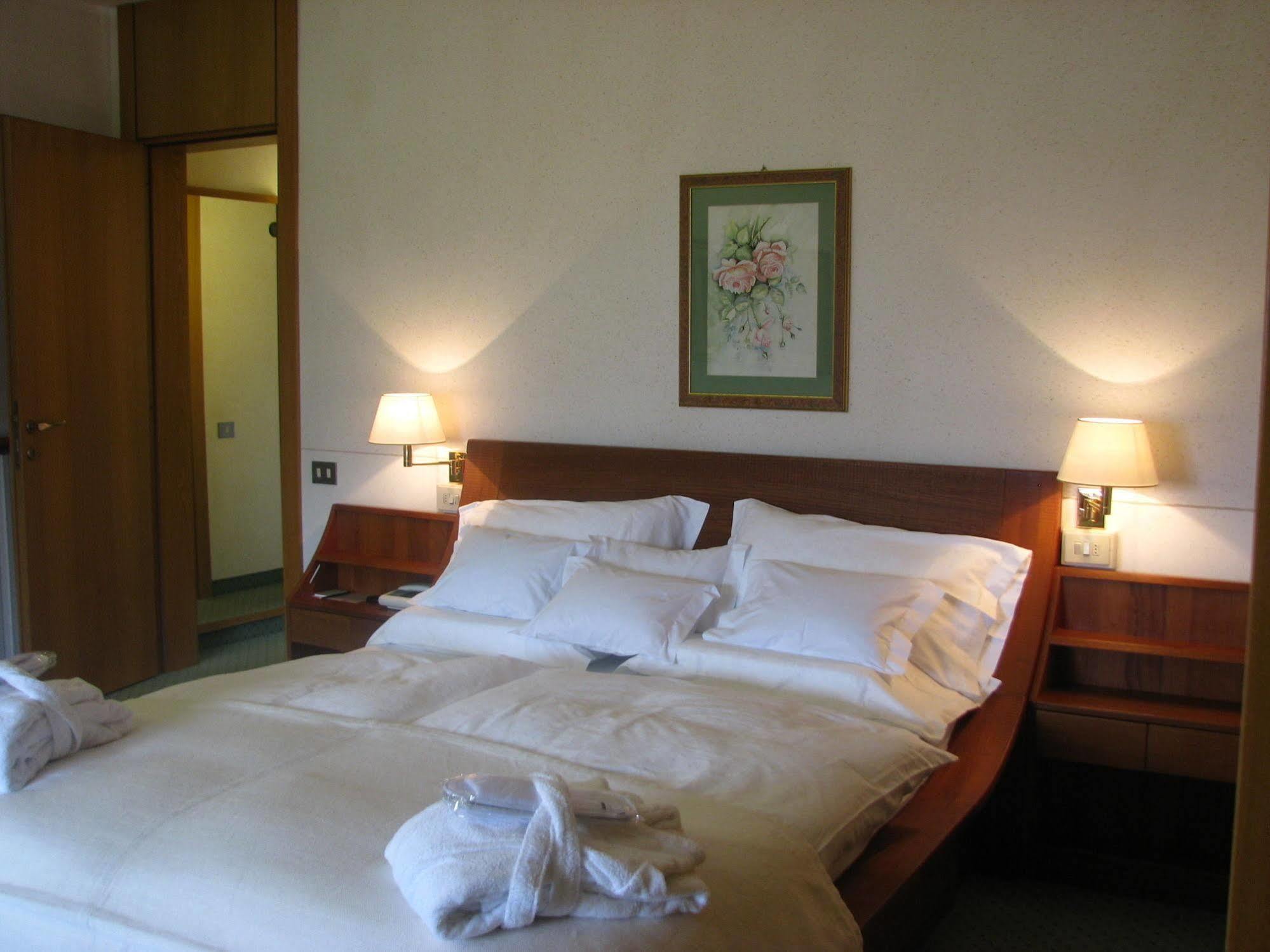 Hotel Royal เมนาจโจ ภายนอก รูปภาพ